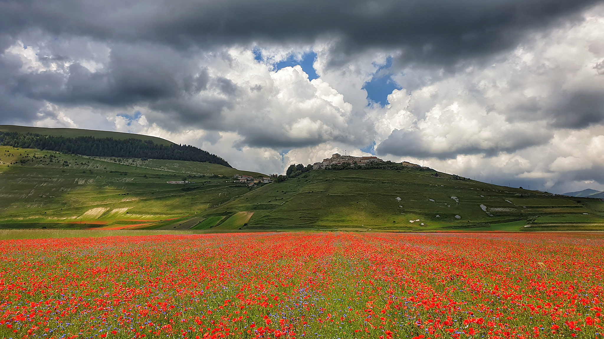 Castelluccio di Norcia lies at 1452 m, making it the highest settlement in the Apennines.